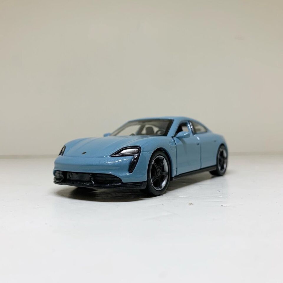 Welly Porsche Taycan Turbo S